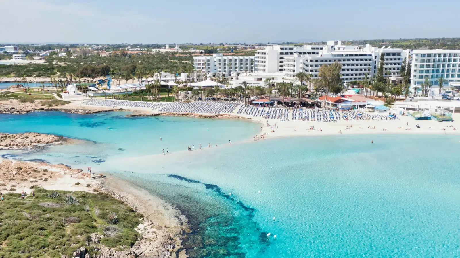 Costa de Pafos en Chipre con aguas cristalinas, uno de los destinos favoritos para establecer residencia fiscal en Europa.