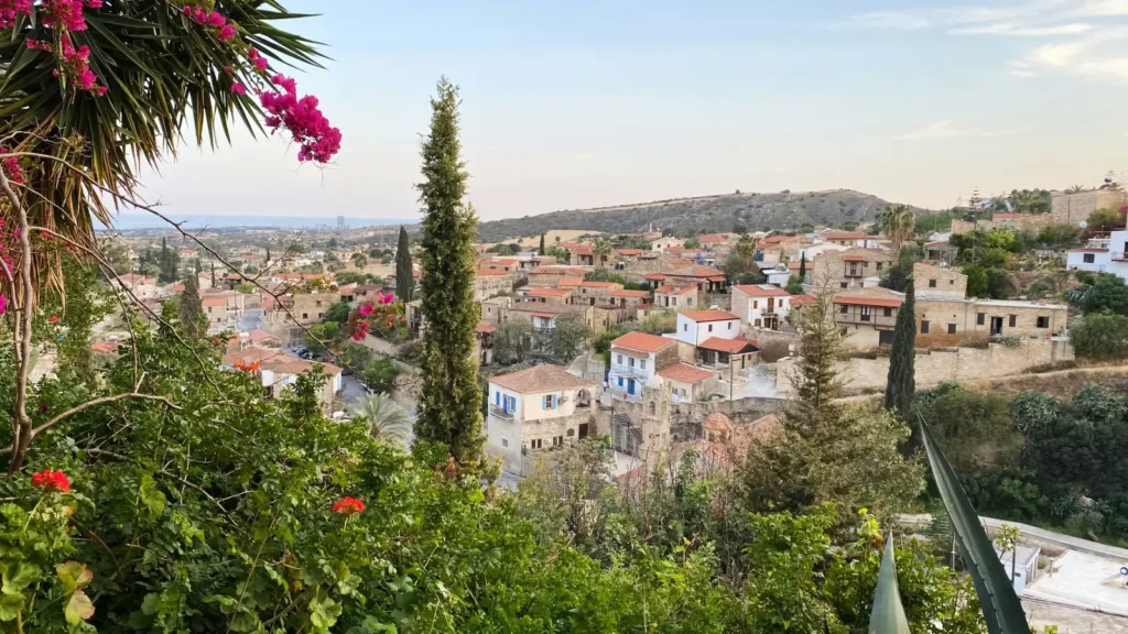 Vista panorámica de un pueblo tradicional de Chipre, destino europeo elegido por nómadas fiscales y empresarios internacionales.