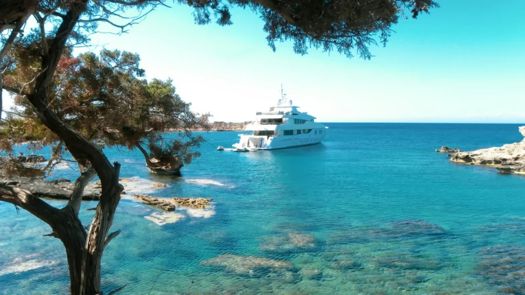 Yate frente a la costa mediterránea de Chipre, país atractivo para emprendedores internacionales por sus ventajas fiscales.