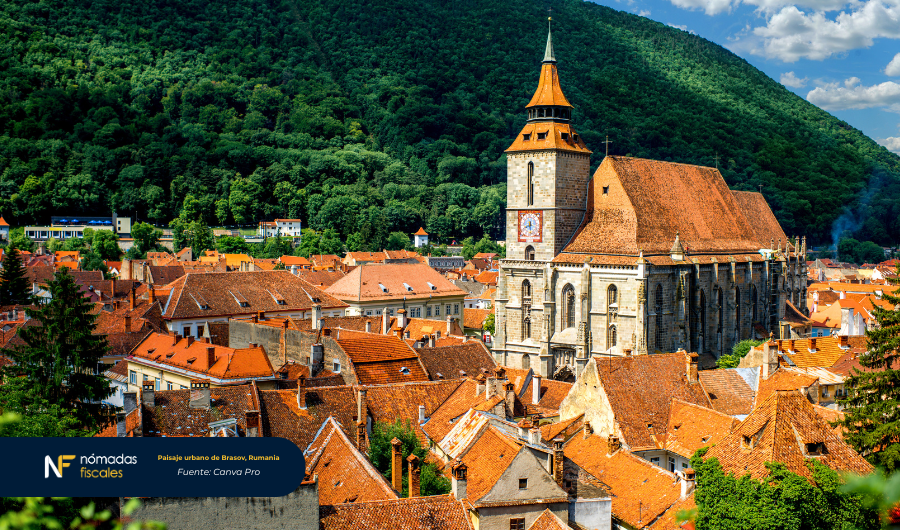 Casco antiguo de Brașov en Rumanía – arquitectura medieval con montañas de los Cárpatos, destacando su encanto cultural y ventajas fiscales para emprendedores