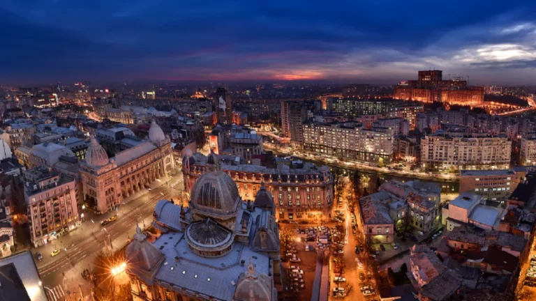 Vista panorámica nocturna de Bucarest, capital de Rumanía y destino popular para empresas y nómadas fiscales.