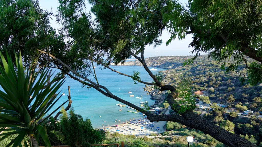 Complejo residencial y turístico frente al mar en Chipre, reflejando el atractivo del país para la inversión internacional, la residencia fiscal y la creación de empresas.