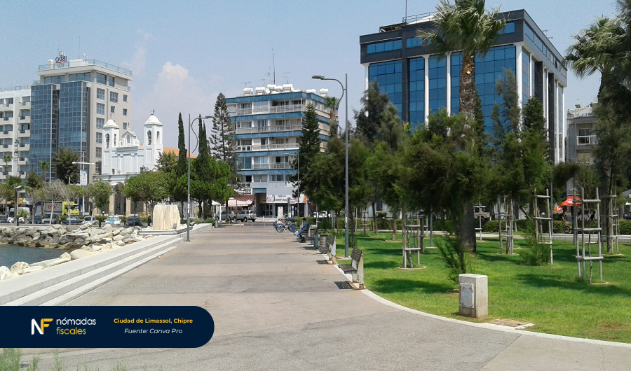 Panorama de la ciudad de Limassol Chipre con edificios modernos y costa mediterránea – ventajas fiscales para residentes non-dom