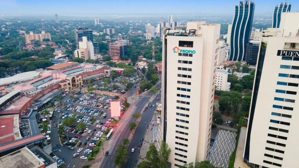 Vista aérea del centro financiero y comercial en la ciudad de Asunción, ideal para nómadas que buscan la residencia fiscal en Paraguay.