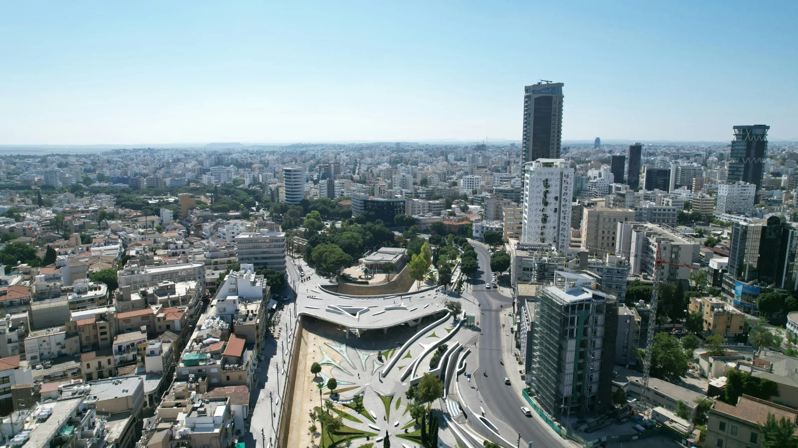 Panorama urbano de Chipre con rascacielos y avenidas modernas, relacionado con el régimen fiscal non-dom y empresas internacionales