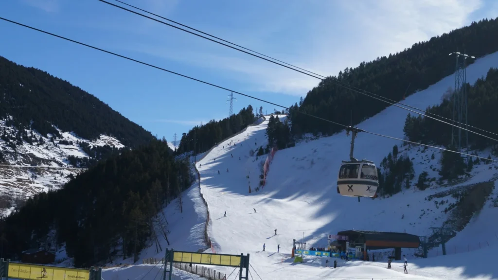 Telesilla en una pista de esquí nevada en las montañas de Andorra, destacando las actividades al aire libre y el estilo de vida para nómadas digitales.