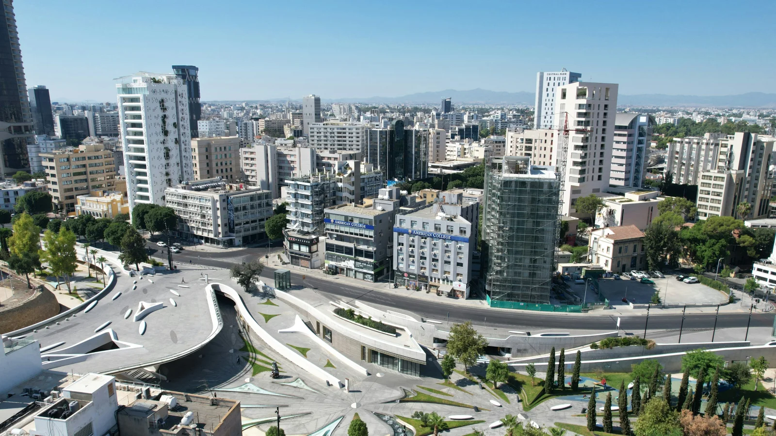 Vista urbana moderna de Nicosia en Chipre, destino popular para autónomos y nómadas digitales por su fiscalidad favorable