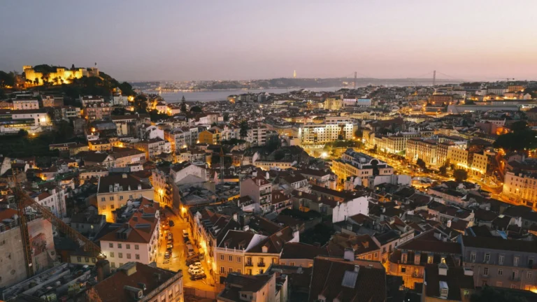 Vista panorámica de Lisboa al atardecer relacionada con el fin del régimen fiscal NHR en Portugal en 2024 para residentes y nómadas fiscales