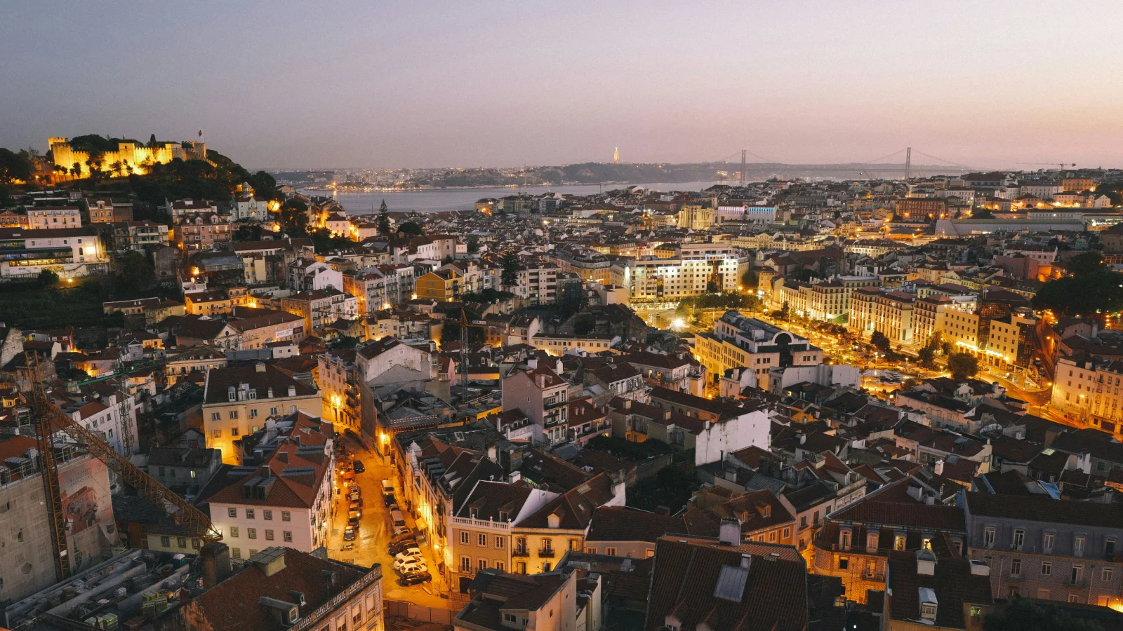 Vista panorámica de Lisboa al atardecer relacionada con el fin del régimen fiscal NHR en Portugal en 2024 para residentes y nómadas fiscales