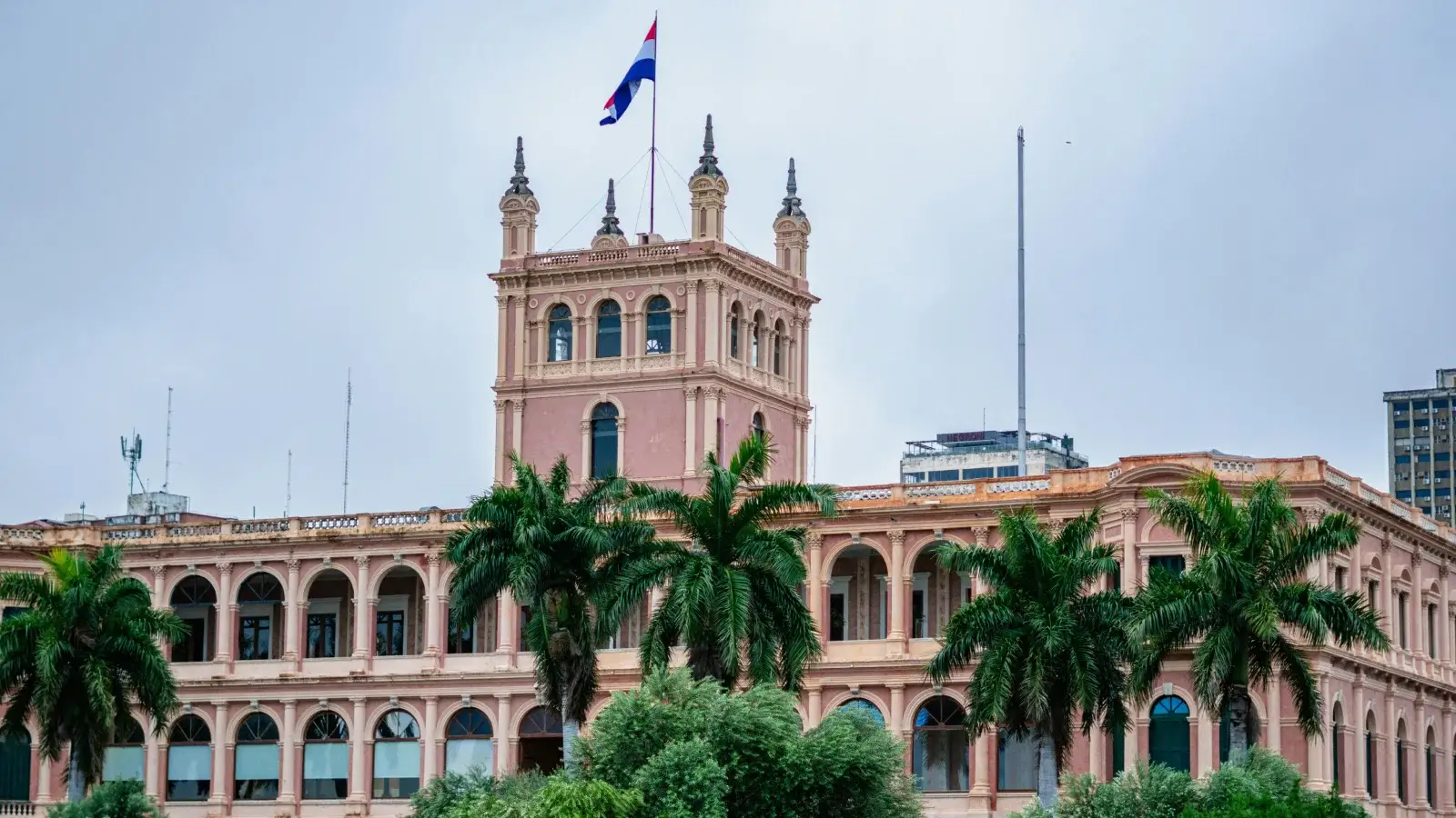 Fachada del Palacio de los López en Asunción, edificio gubernamental emblemático para trámites de residencia y ciudadanía en Paraguay.