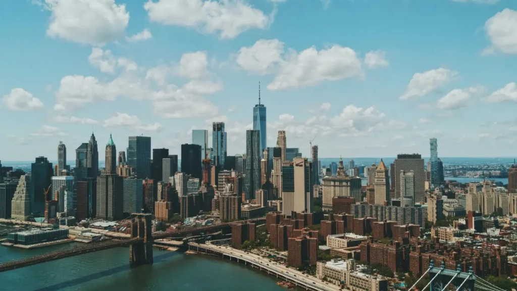 Vista aérea del panorama urbano de Nueva York y el puente de Brooklyn, ilustrando el alcance global y comercial de las empresas LLC en EE. UU.