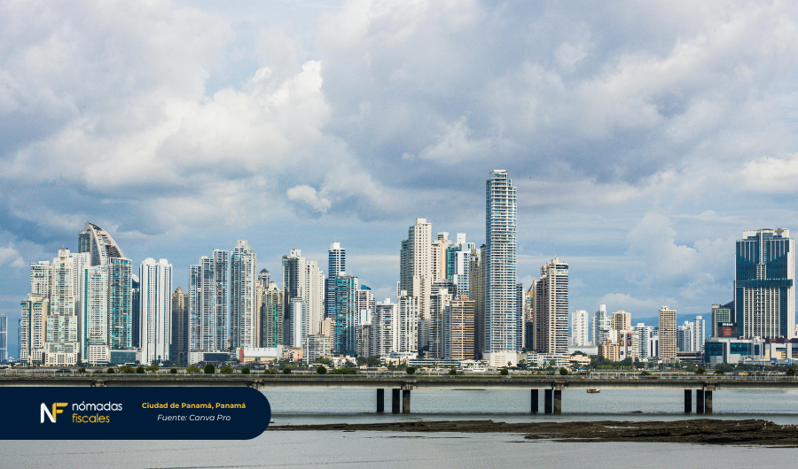 Horizonte de Ciudad de Panamá con rascacielos modernos – destino con beneficios fiscales en Panamá para nómadas digitales y empresas offshore