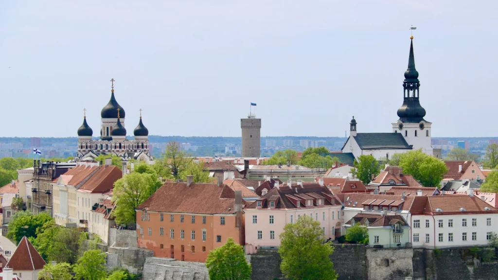 Panorámica de los tejados históricos y las iglesias del casco antiguo de Tallin, un destino estratégico para optimizar impuestos con una sociedad offshore en la UE.
