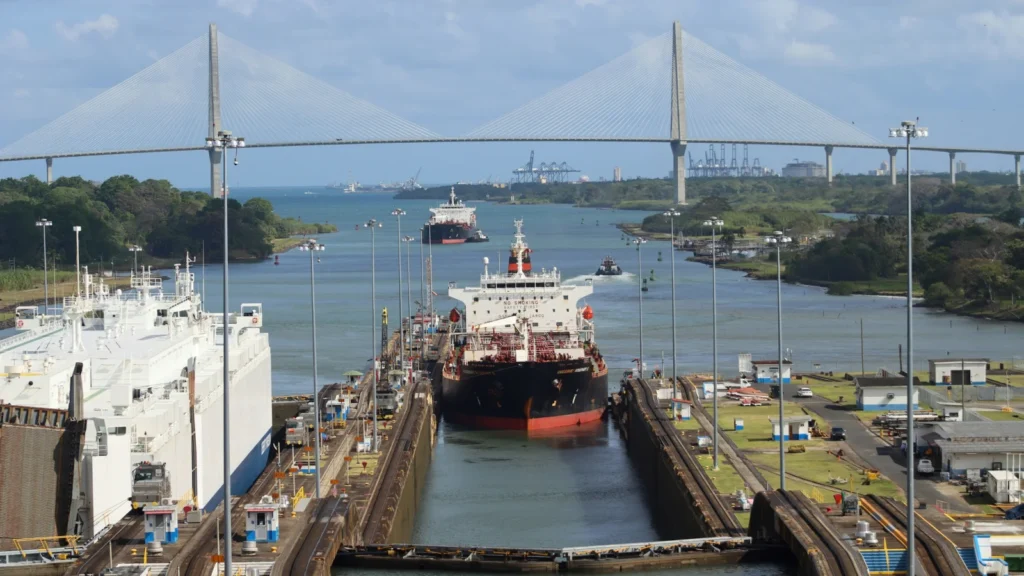 Gran buque de carga cruzando las esclusas del Canal de Panamá, representando el potencial comercial y de negocios en el país.