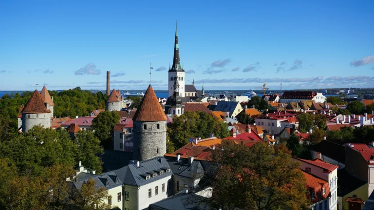 Vista panorámica del casco antiguo de Tallin bajo un cielo azul, ideal para nómadas digitales que buscan abrir una empresa en Estonia.