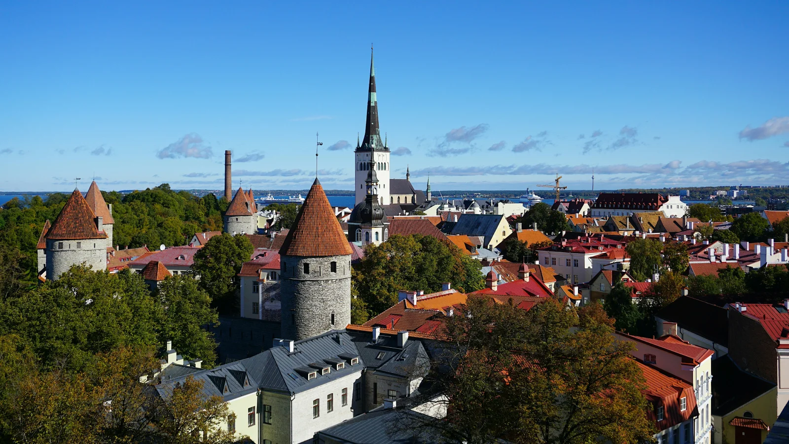 Vista panorámica del casco antiguo de Tallin bajo un cielo azul, ideal para nómadas digitales que buscan abrir una empresa en Estonia.
