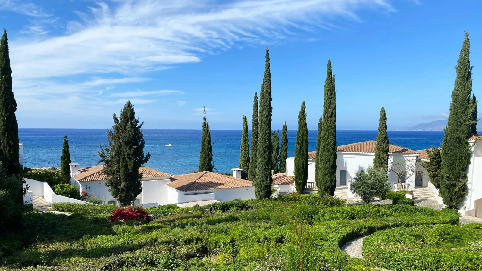 Villas costeras y jardines mediterráneos junto al mar en Chipre, un destino atractivo para establecer una empresa y beneficiarse del régimen fiscal IP BOX.