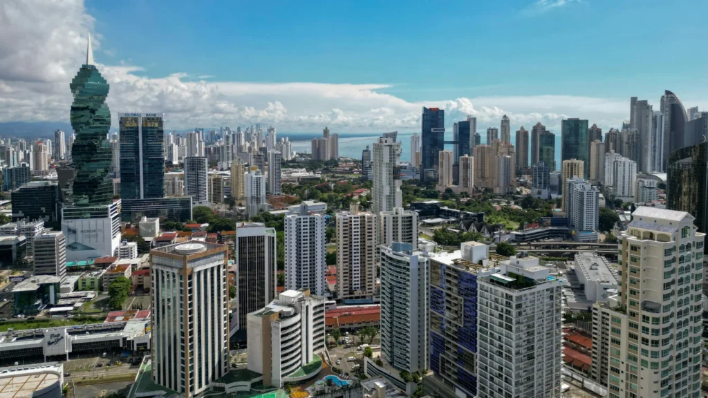 Vista aérea del skyline urbano de la Ciudad de Panamá con rascacielos financieros modernos bajo un cielo despejado.