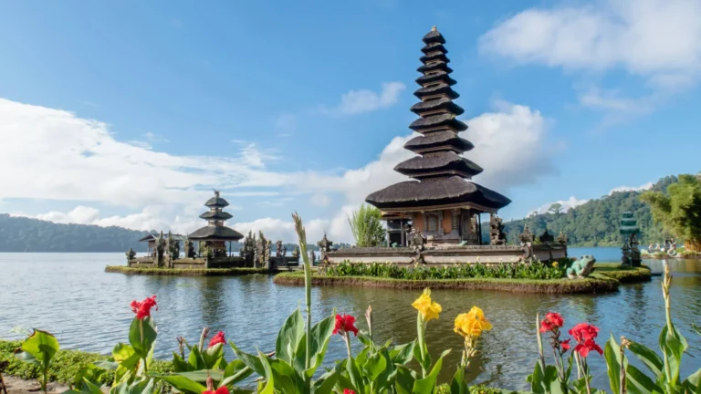 El icónico templo flotante Pura Ulun Danu Bratan en un lago de Bali, destacando la riqueza cultural de Indonesia para quienes trasladan su residencia fiscal.