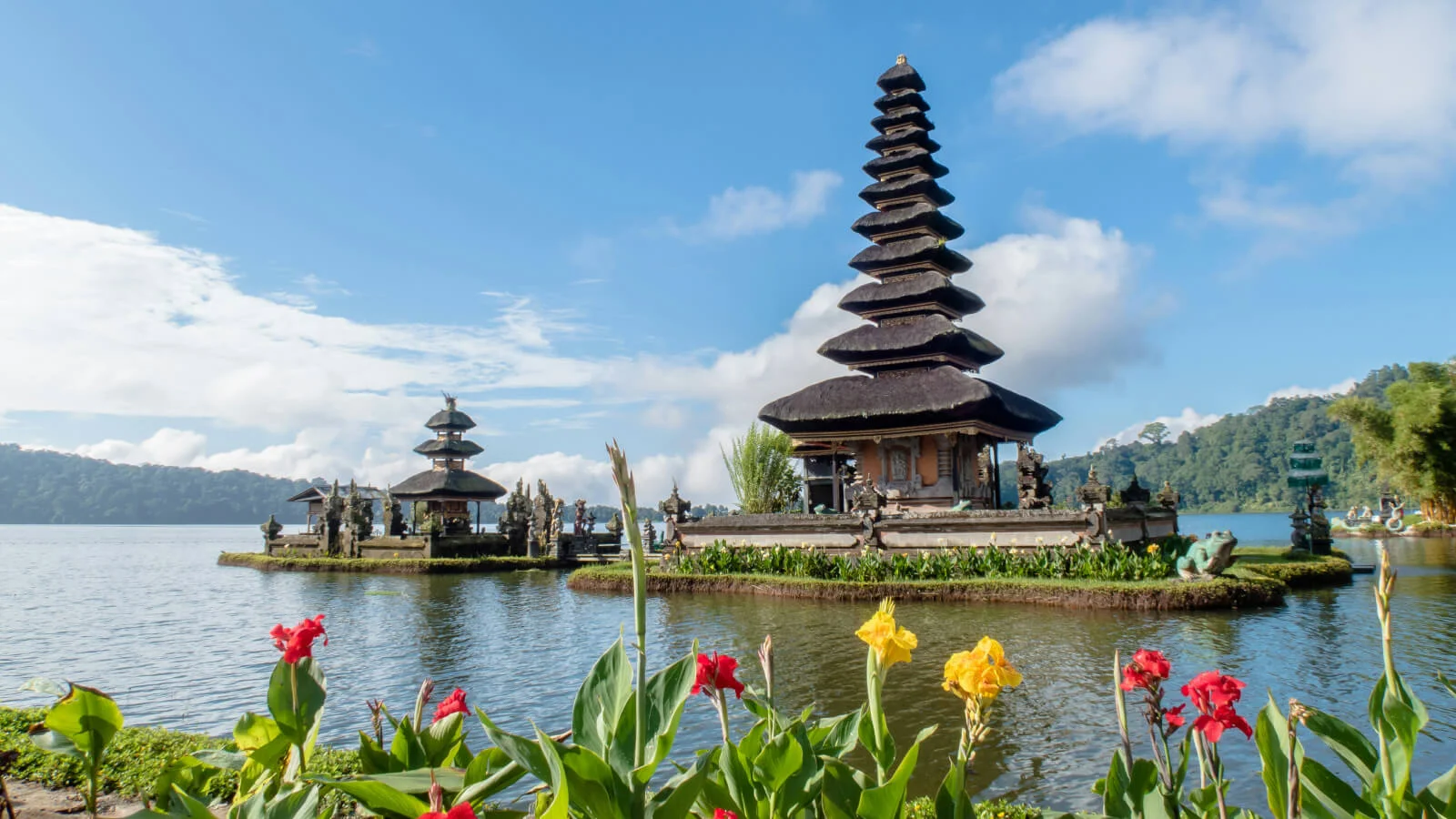El icónico templo flotante Pura Ulun Danu Bratan en un lago de Bali, destacando la riqueza cultural de Indonesia para quienes trasladan su residencia fiscal.