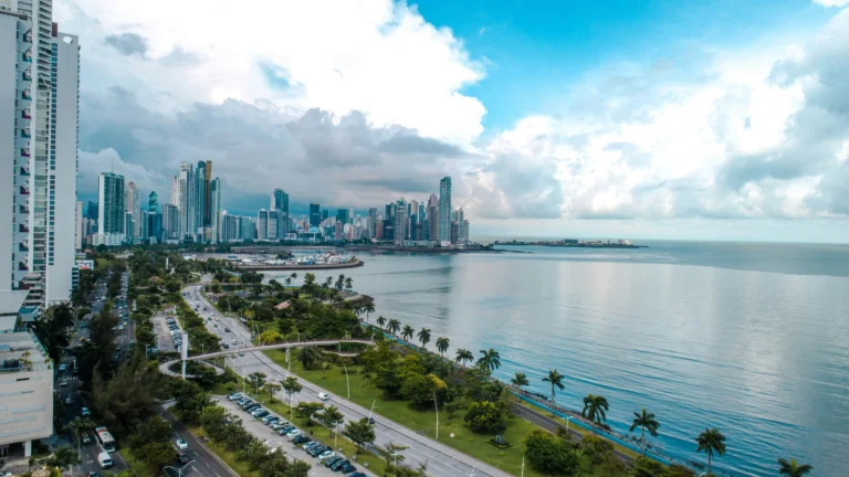 Panorámica costera de la Ciudad de Panamá mostrando la avenida principal junto al océano y los edificios residenciales de fondo.