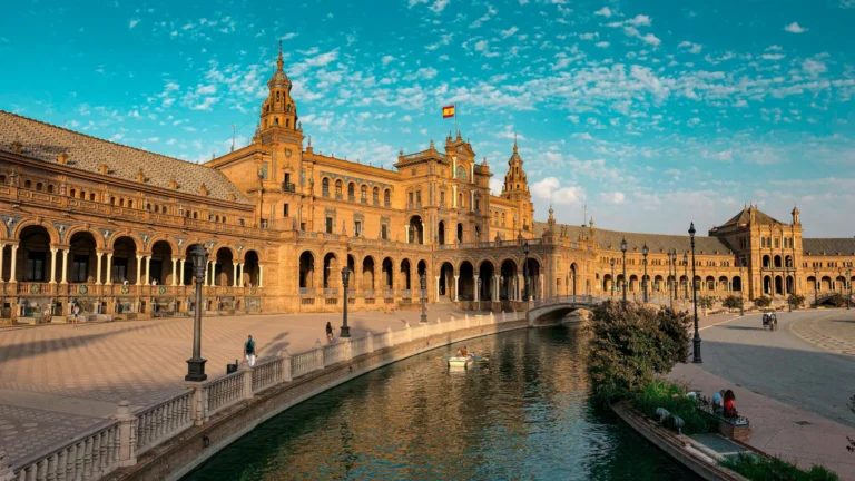 Vista de la Plaza de España en Sevilla con su canal y arquitectura histórica, representando la calidad de vida al aplicar a la Ley Beckham.