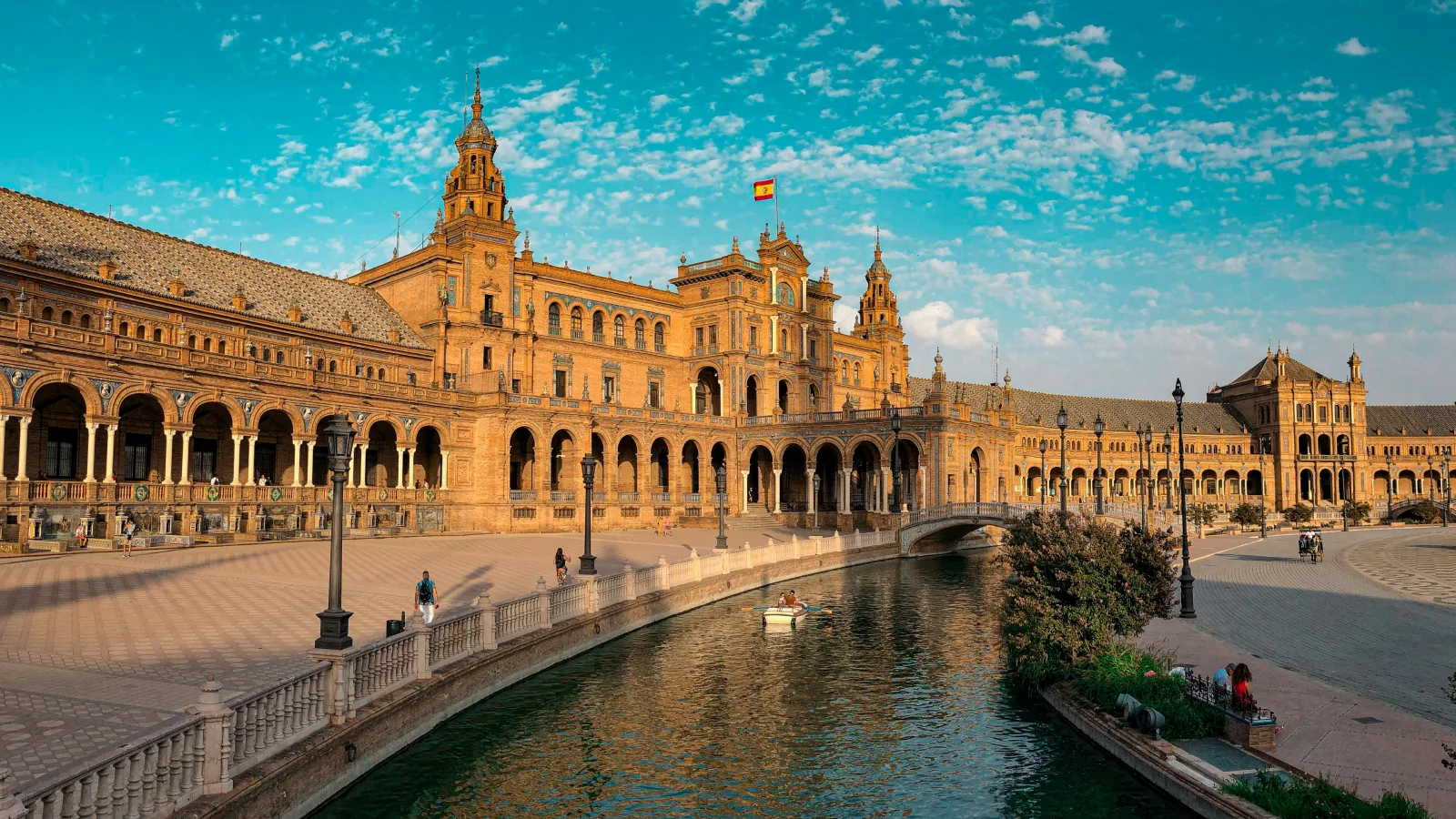 Vista de la Plaza de España en Sevilla con su canal y arquitectura histórica, representando la calidad de vida al aplicar a la Ley Beckham.