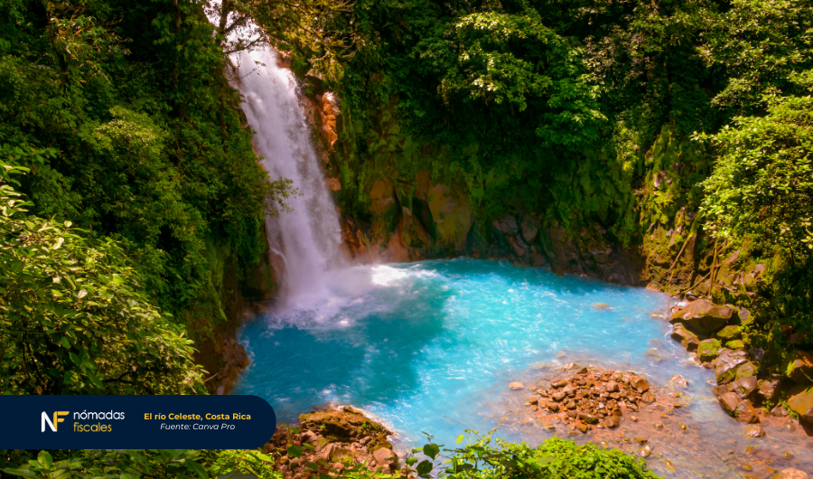 Río Celeste en Costa Rica – río turquesa en selva tropical, destino ideal para nómadas fiscales sin impuestos