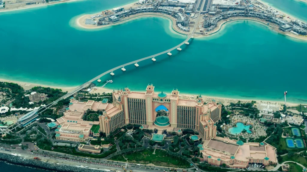 Vista aérea del resort de lujo Atlantis The Palm en la isla artificial Palm Jumeirah en Dubái, Emiratos Árabes.