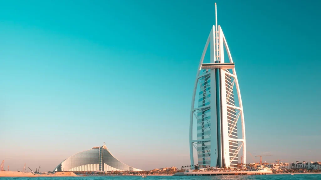 El icónico hotel de lujo Burj al Arab frente a la costa de Dubái, representando el estilo de vida exclusivo en Emiratos Árabes Unidos.