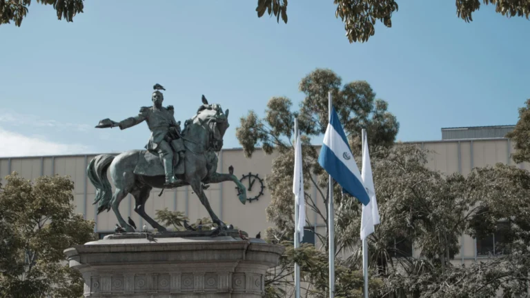 Estatua ecuestre de bronce del General Gerardo Barrios en la Plaza Barrios del centro histórico de San Salvador, El Salvador.
