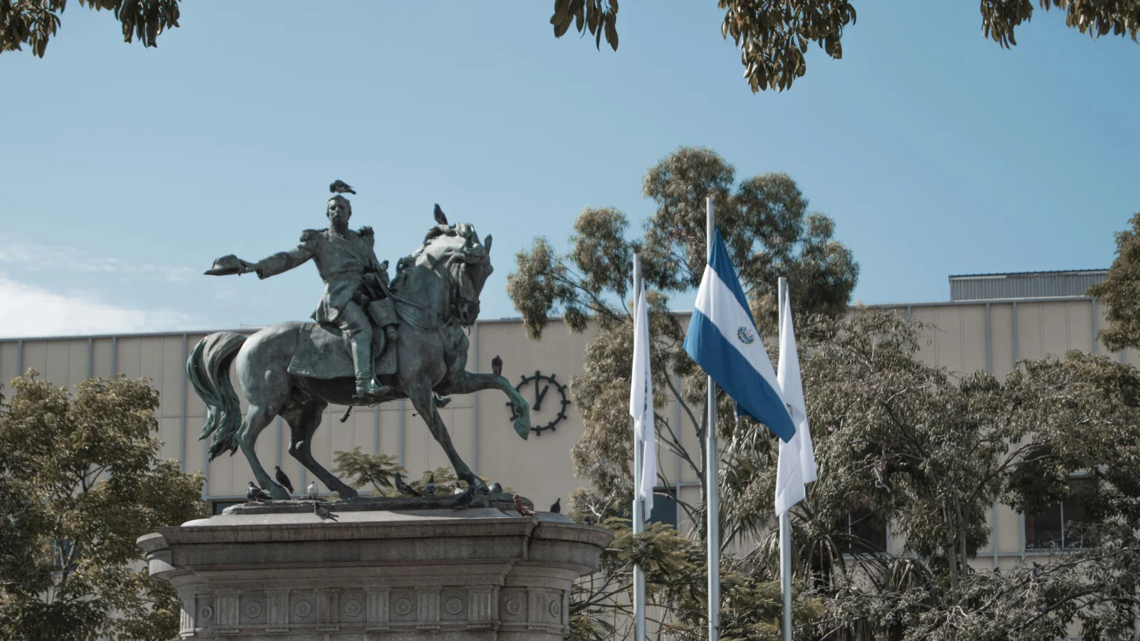 Estatua ecuestre de bronce del General Gerardo Barrios en la Plaza Barrios del centro histórico de San Salvador, El Salvador.