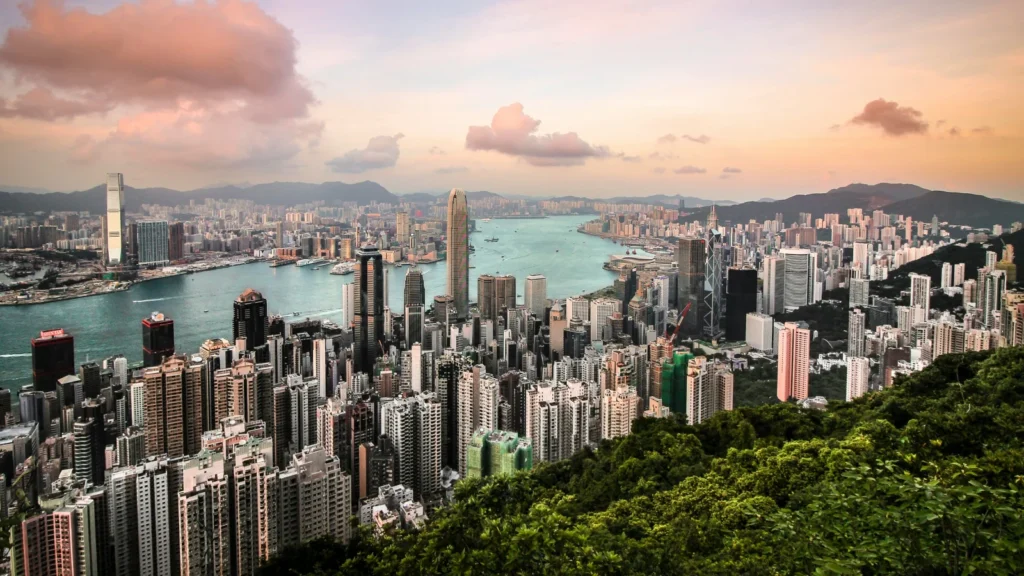 Vista panorámica del skyline y los rascacielos corporativos de Hong Kong desde el mirador de Victoria Peak al atardecer.