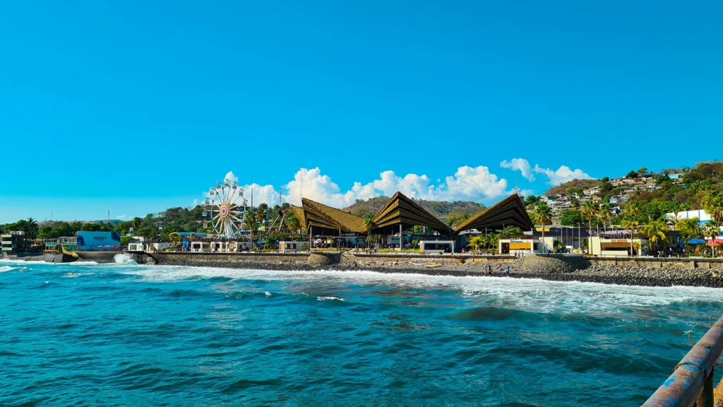 Parque de diversiones Sunset Park frente al mar en el puerto de La Libertad, un atractivo turístico en El Salvador.