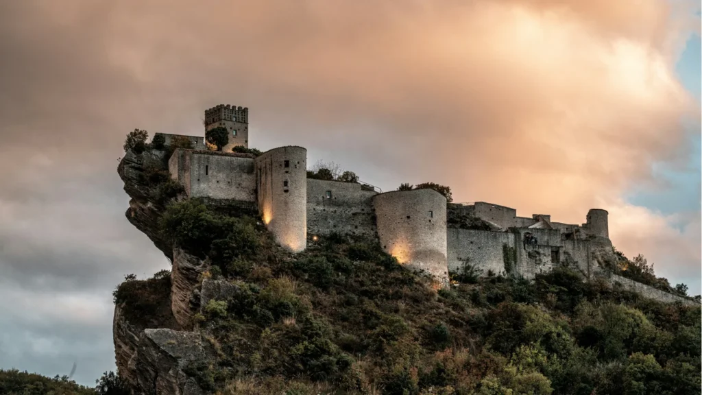 Pueblo histórico en una colina del sur de Italia ideal para el régimen fiscal de pensionistas.