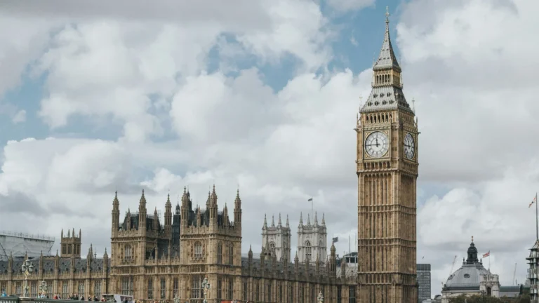 El Palacio de Westminster y la torre del Big Ben en Londres bajo un cielo nublado, simbolizando los cambios legislativos en la fiscalidad británica.