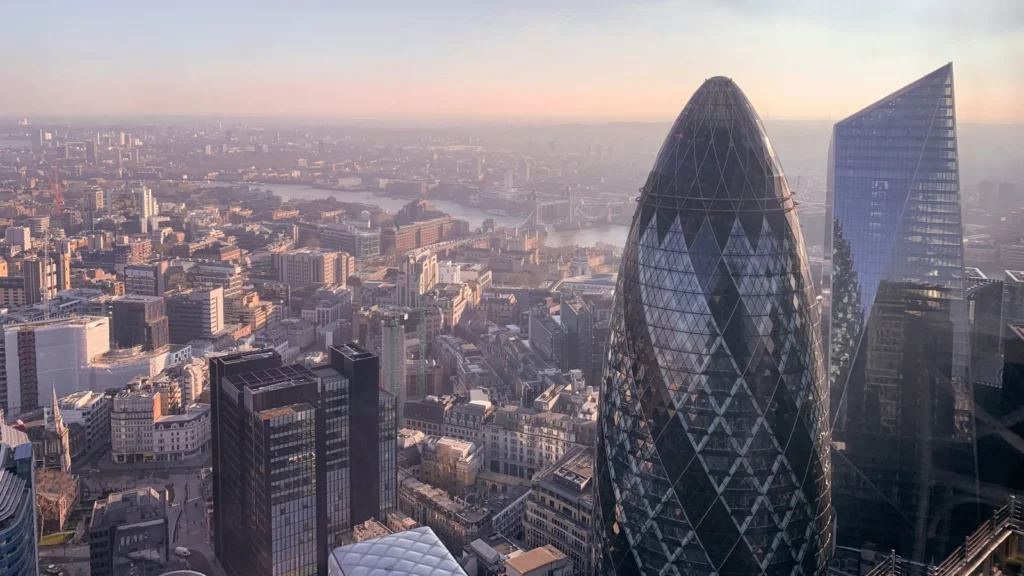 Vista aérea del distrito financiero de Londres con rascacielos corporativos modernos, representando el nuevo régimen non-dom en el Reino Unido.