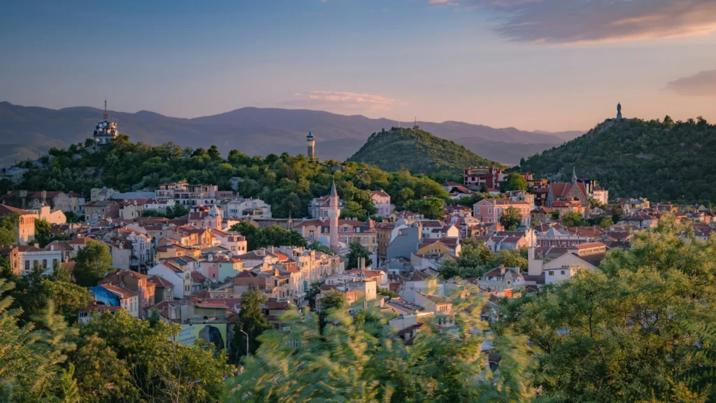 Vista panorámica de la histórica ciudad de Plovdiv al atardecer, destacando el entorno urbano para establecer una empresa o negocio en Bulgaria.