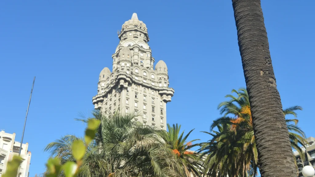 Edificios modernos de oficinas corporativas en Montevideo, ilustrando el desarrollo empresarial y el régimen de zonas francas con cero impuestos en Uruguay.