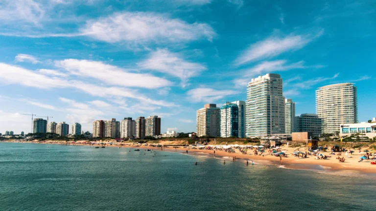 Yates amarrados en el puerto de Punta del Este bajo un cielo despejado, simbolizando las oportunidades de inversión inmobiliaria y la calidad de vida en Uruguay.