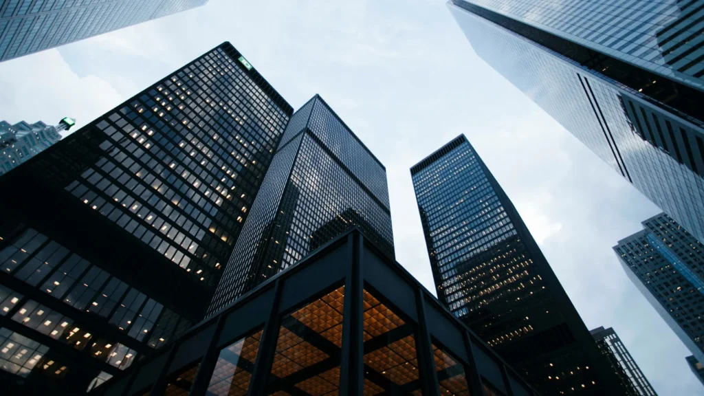 Interior de una oficina corporativa moderna e iluminada, representando la centralización y gestión eficiente de un grupo de empresas a través de una sociedad holding.