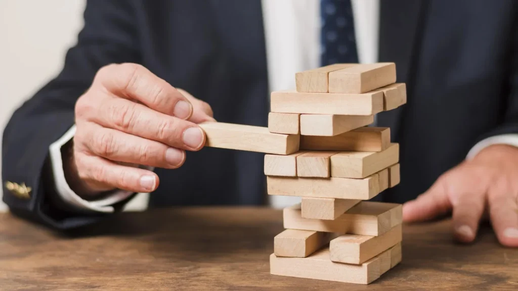 Gráfico sobre una mesa que ilustra la planificación y reestructuración de un holding empresarial bajo un motivo económico válido.