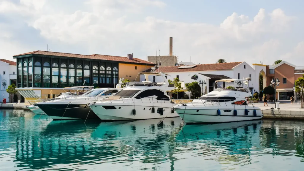 Puerto con yates en Chipre, imagen vinculada a residencia fiscal, vida mediterránea y destinos favorables para criptomonedas.