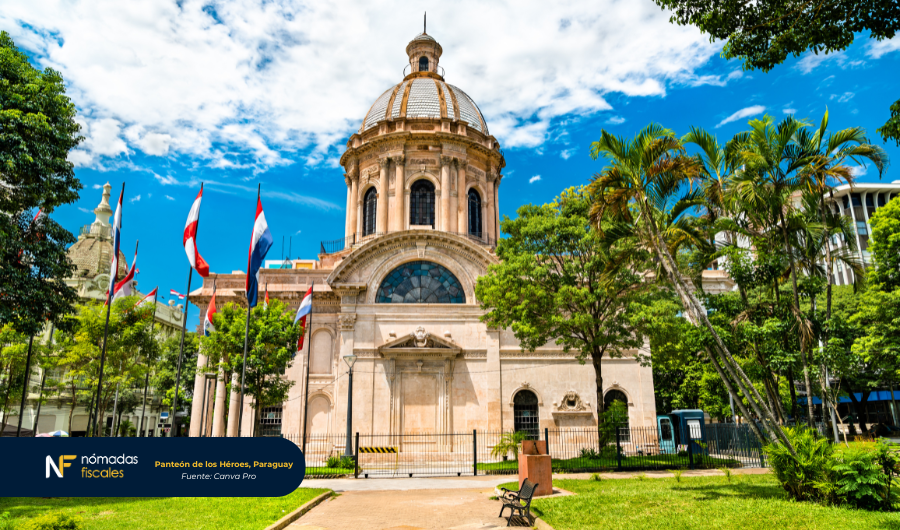 Panteón de los Héroes en Asunción, Paraguay, rodeado de banderas y palmeras, día soleado – imagen representativa de país cripto-friendly