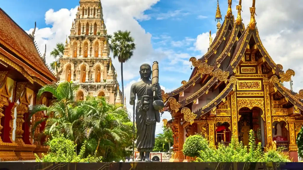 Templo tradicional en Tailandia con arquitectura dorada, una imagen asociada a destinos fiscales y vida internacional.