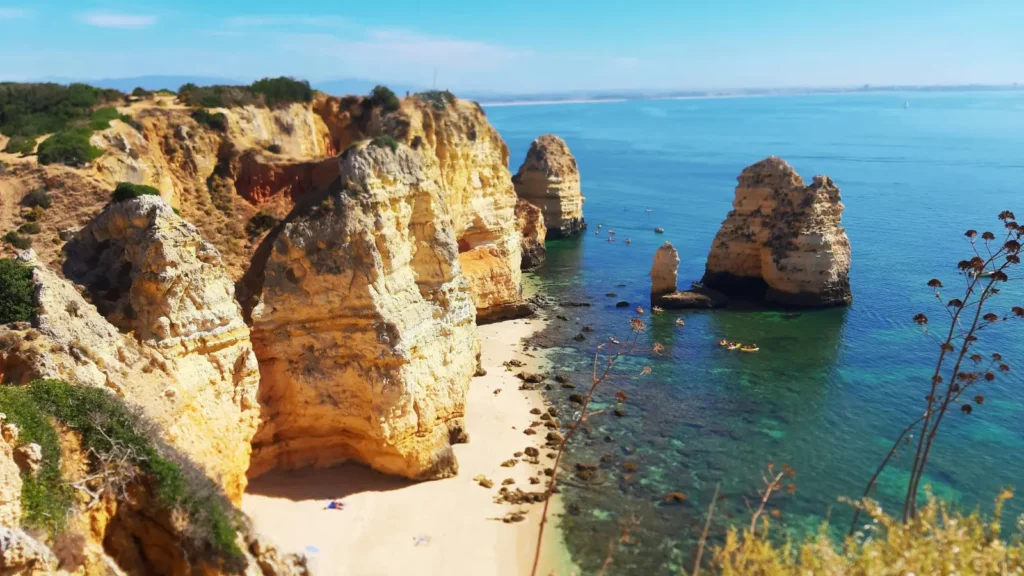 Acantilados y playa del Algarve en Portugal, destino atractivo para nuevos residentes fiscales bajo el régimen NHR 2.0