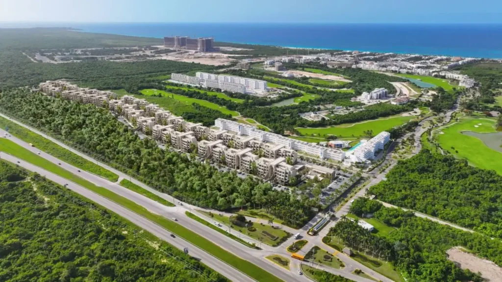 Vista aérea de Punta Cana con urbanizaciones, campo de golf y el mar Caribe al fondo