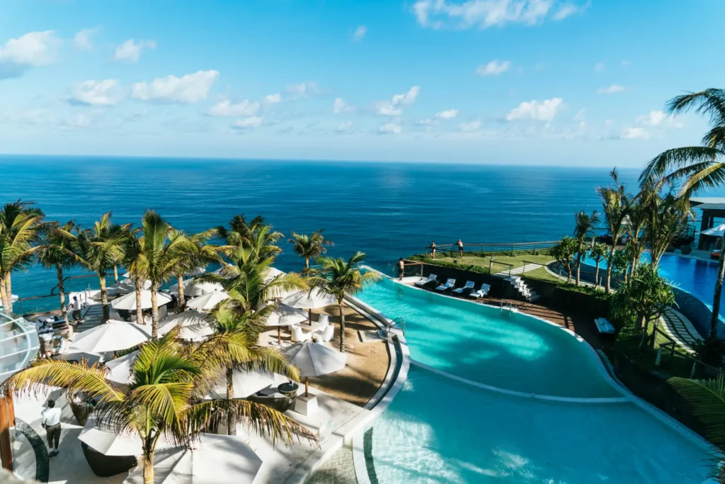 Piscina infinita sobre los acantilados de Uluwatu con vistas al océano Índico