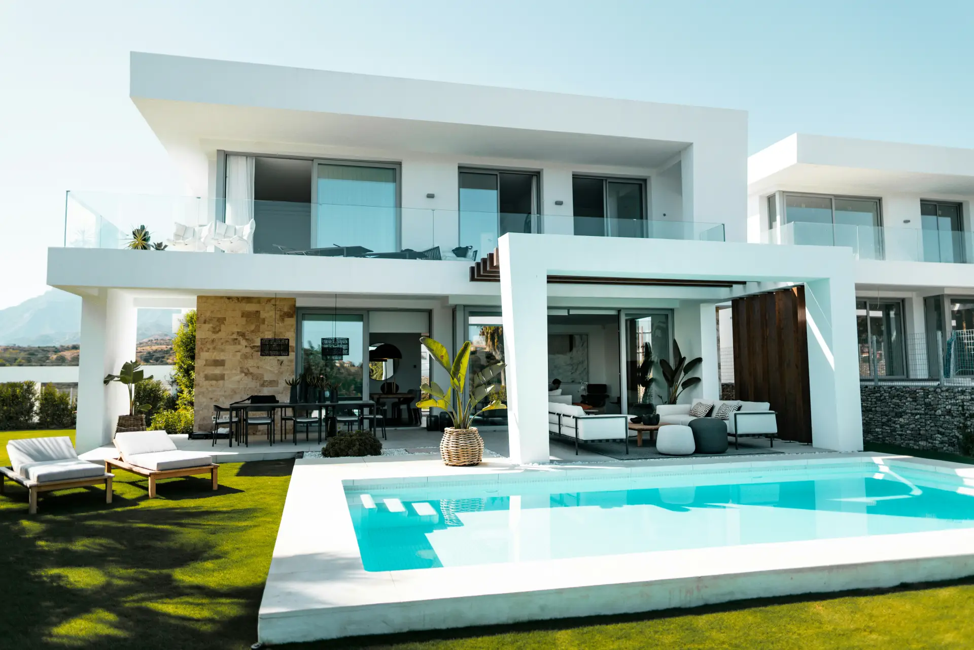 Villa moderna con piscina privada, ejemplo de inversión inmobiliaria internacional de lujo